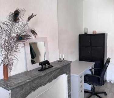 Gares House | Le Farges-Grande Chambre en colocation- 3 minutes Gare St Roch- LaConciergerieByNina