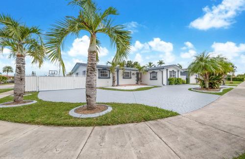 Westchester House | Le Femme Paradise - 5 Bedrooms, Pickleball, Heated Pool and Playground