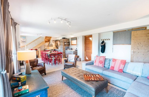 Vaujany Ski Chalet | Le Grand Galbert, 9 bedrm chalet sleeps 18 people, perfect for multiple families
