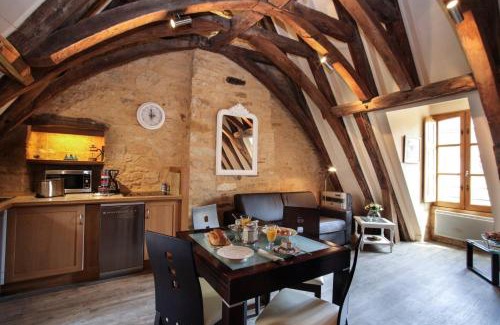 Sarlat-la-Caneda Historic Center Apartment | Le Grenier du Chapitre son loft avec les poutres et l'appartement une chambre sans les poutres