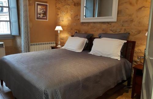 Sarlat-la-Caneda Historic Center Apartment | Le Grenier du Chapitre son loft avec les poutres et l'appartement une chambre sans les poutres