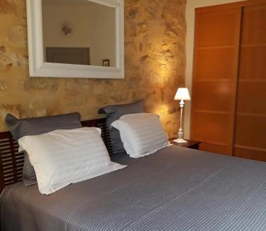 Sarlat-la-Caneda Historic Center Apartment | Le Grenier du Chapitre son loft avec les poutres et l'appartement une chambre sans les poutres