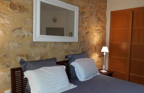 Sarlat-la-Caneda Historic Center Apartment | Le Grenier du Chapitre son loft avec les poutres et l'appartement une chambre sans les poutres