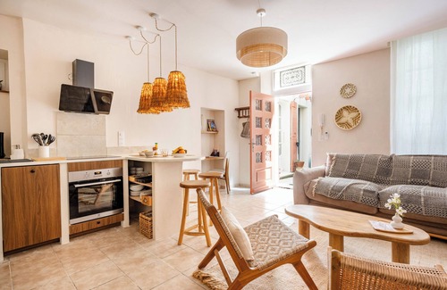 Carpentras Apartment | Le Jardin Secret - Bali Suite with whirlpool, very large TV, air conditioning and wifi