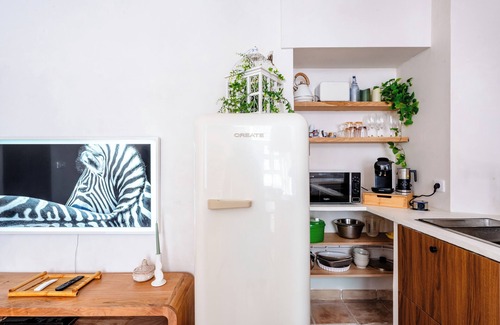 Carpentras Apartment | Le Jardin Secret - Bali Suite with whirlpool, very large TV, air conditioning and wifi