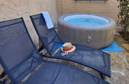 Raphele-les-Arles Apartment | Le jardinet d'Emma - Ground floor apartment with jacuzzi, parking, quiet location