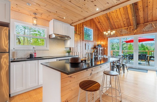 Les Pays-d'en-Haut Regional County Municipality Ski Chalet | Le Laurentides - Chaletwow