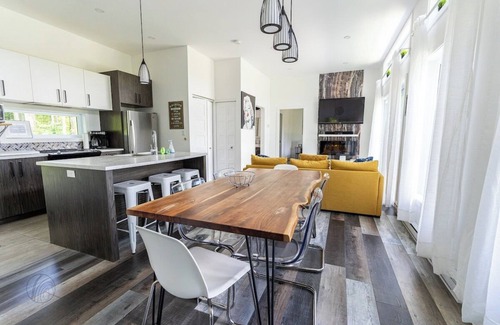 Chertsey House | Le Loup | spa | waterfront | dogfriendly
