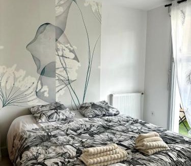 Trappes Apartment | Le Malia - Idéal PRO et COUPLE - Hyper centre - Proche VERSAILLES
