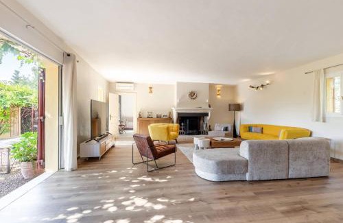 Gargas Villa | Le Mas Jorel Luxury Pool Villa with Mountain View