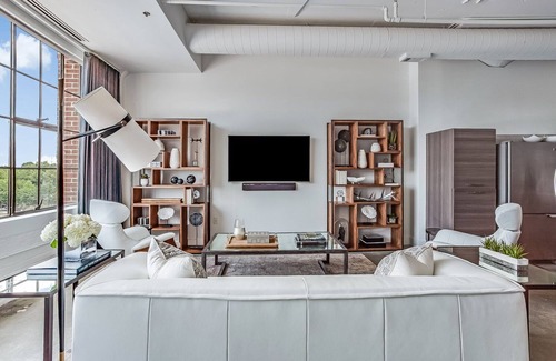 Poncey-Highland Apartment | Le Noir Et Blanc by Atlanta Luxury Rentals