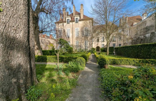 Old Town Apartment | Le Notre Dame- Dans un magnifique hôtel particulier avec parking -SR Loc