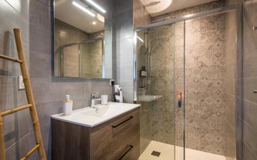 Rodez Apartment | Le Paris - Elégant, Parking privé et Terrasse