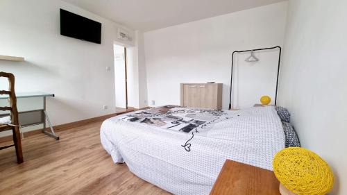Avesnes-sur-Helpe Apartment | Le petit Château Avesnois - Studio pour 2 personnes - Cuisine Partagée