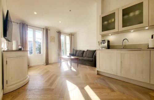 Antibes Old Town Apartment | Le Petit Four 2nd - T3 Climatisé