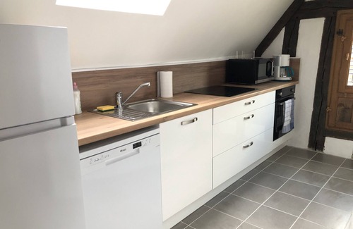 Auxerre Apartment | Le Pigeonnier-Apartment-Ensuite with Shower-City view