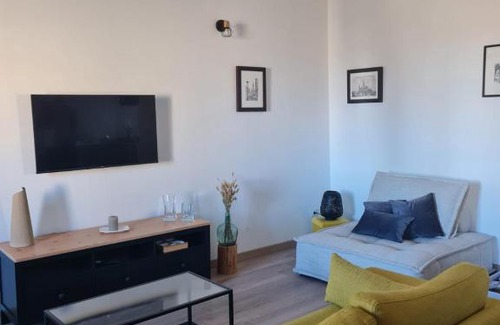 Aigues-Mortes Medieval City Apartment | Le Repaire du Soleil