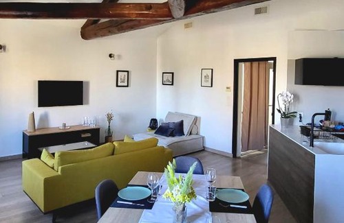 Aigues-Mortes Medieval City Apartment | Le Repaire du Soleil