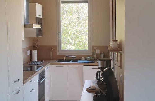 Saint-Leon-sur-Vezere Cottage | Le Séchoir des acacias, 85m2 "Les Chênes Verts" gîte with heated pool.