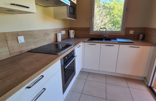 Saint-Leon-sur-Vezere Cottage | Le Séchoir des acacias, 85m2 "Les Chênes Verts" gîte with heated pool.