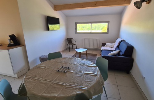 Saint-Leon-sur-Vezere Cottage | Le Séchoir des acacias, 85m2 "Les Chênes Verts" gîte with heated pool.