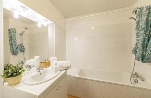 Laval Apartment | Le Salmson 700m gare Studio
