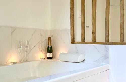 Mont-de-Marsan Apartment | Le SPA Étoilé - Baignoire Balnéo et Sauna Privatif
