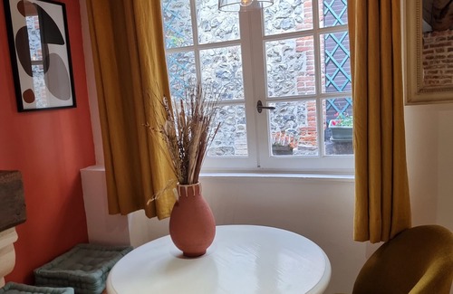 Honfleur Apartment | Le Temps d’une Pause | Cosy with Fireplace | Honfleur Centre