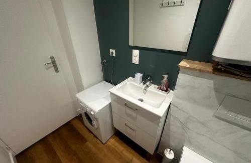 Centre Ville Apartment | Le tropical - hyper centre - patio - wifi