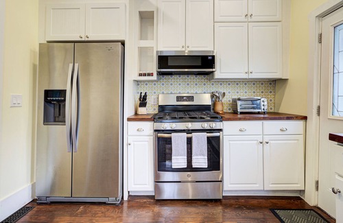 Wilmington Historic District House | Leaning Lorelei: Light & Airy Downtown Cottage