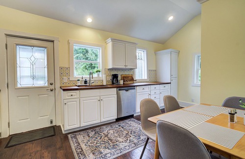 Wilmington Historic District House | Leaning Lorelei: Light & Airy Downtown Cottage