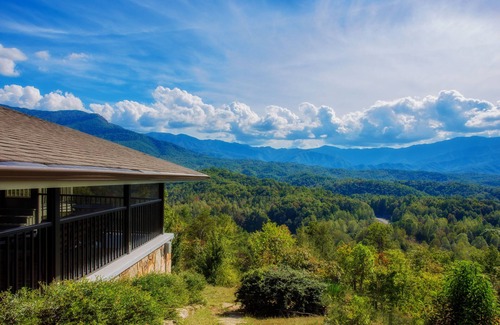 Pittman Center Ski Chalet | LeConte Mountain Breeze - $1089 FREE tickets each paid day, Dollywood and More!
