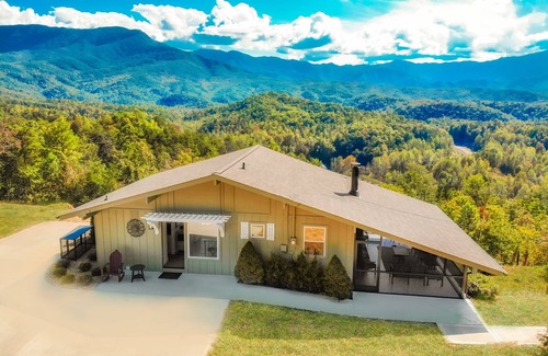 Pittman Center Ski Chalet | LeConte Mountain Breeze - $1089 FREE tickets each paid day, Dollywood and More!