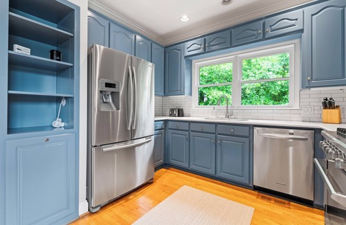 Southmont House | Leeloo's on the Lake – Gorgeous 4 BDR Sleeps 12 w/Private Pool, Pet Friendly!