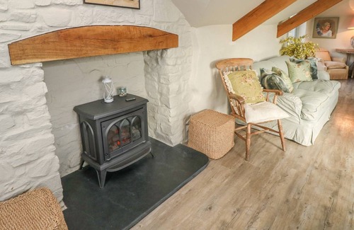 Lawrenny House | LEEWARD COTTAGE, pet friendly, with hot tub in Cosheston