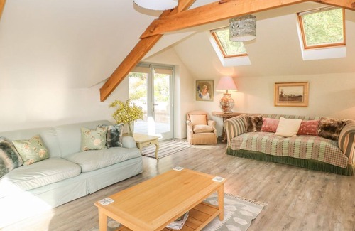 Lawrenny House | LEEWARD COTTAGE, pet friendly, with hot tub in Cosheston