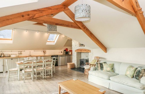 Lawrenny House | LEEWARD COTTAGE, pet friendly, with hot tub in Cosheston