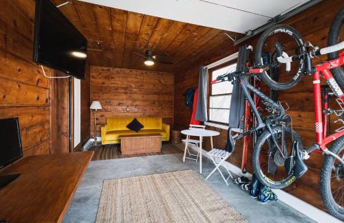 Sisters Hotel | Left Coast Lodge - Pet Friendly