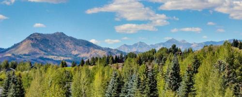 Elkhorn Village Apartment | Legends - Simply Perfect Elkhorn Retreat