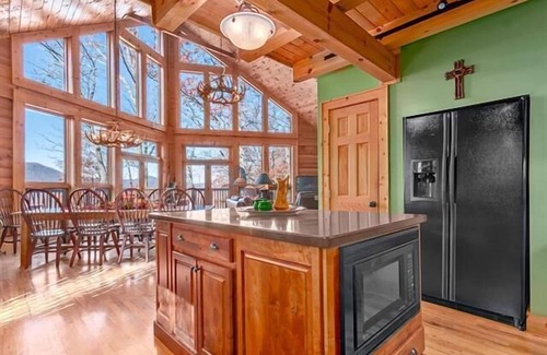Waynesville House | Leins Lodge Luxury Home with Stunning Mountain Views