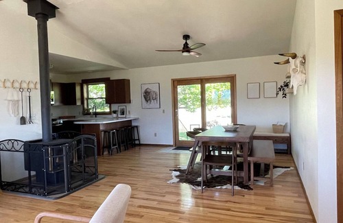 Emigrant House | Leisure on Leo! | 5 Bed, 2 Bath
