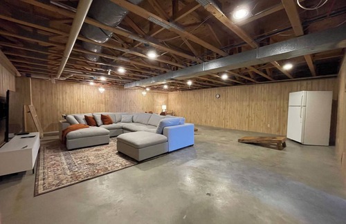 Emigrant House | Leisure on Leo! | 5 Bed, 2 Bath