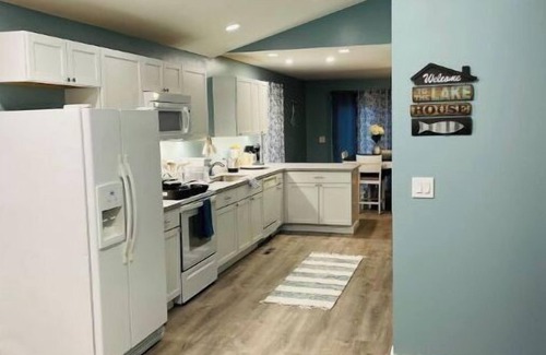 Lake Michigan Beach House | leisurely mile from 🐩 friendly Lake Michigan beach, HOT TUB 🥵 AVAILABLE!
