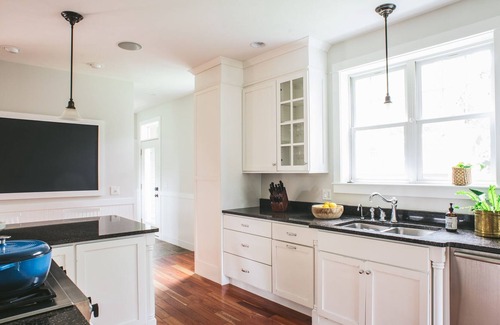 Leland House | Leland Home! 6 bdrm 4.5 ba, Slps 14, A/C, Walk to Lk Leelanau & Lk Michigan!