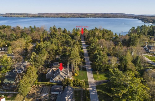 Leland House | Leland Home! 6 bdrm 4.5 ba, Slps 14, A/C, Walk to Lk Leelanau & Lk Michigan!