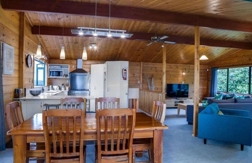 Lynmore House | Leo's Place | Spacious Lynmore House with Spa Pool