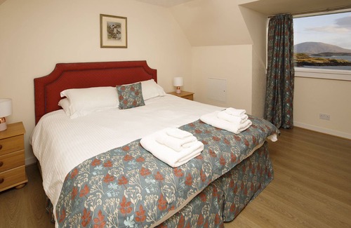 Harris Cottage | Leosavay Cottage- sits on the shoreline of a busy wildlife hub