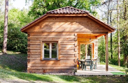 Sarlat-la-Caneda Ski Chalet | Les Acacias: Chalet and swimming pool in the heart of Sarlat.
