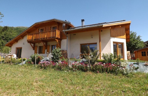 Les Chapelles Ski Chalet | les edelweiss apartment