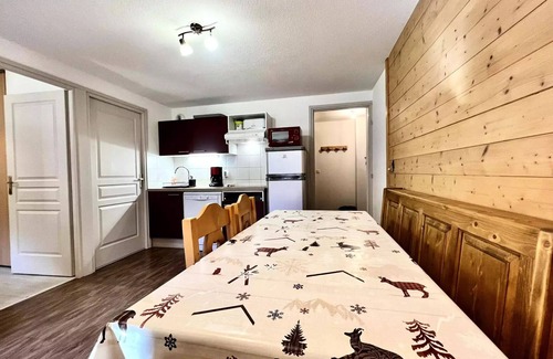 Flumet Apartment | Les Evettes Chalets - Apartment six people, residence with swimming pool at the foot of the slopes